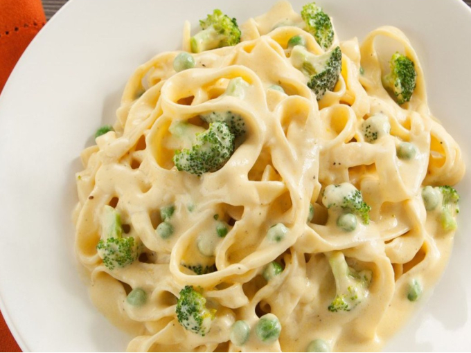 Massa brócolis ao molho branco