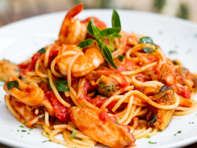 Massa de camarão ao molho vermelho