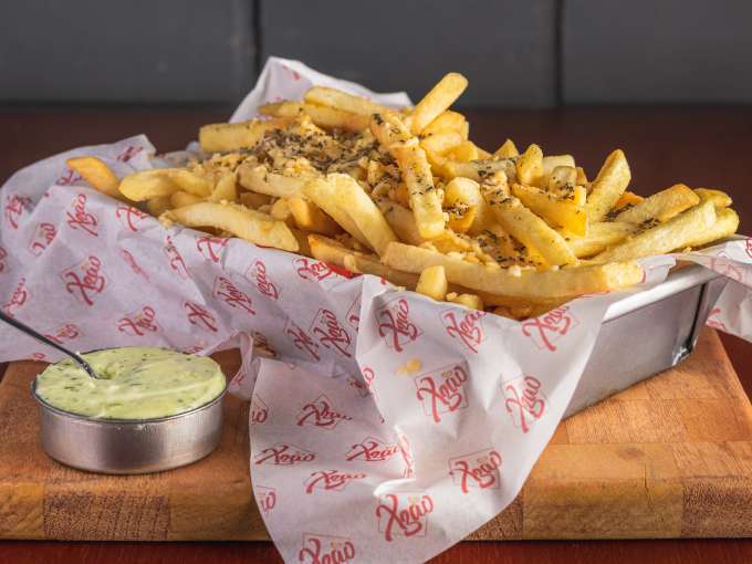 Porção de fritas queijo e orégano